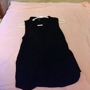 A black sleeve less shirt